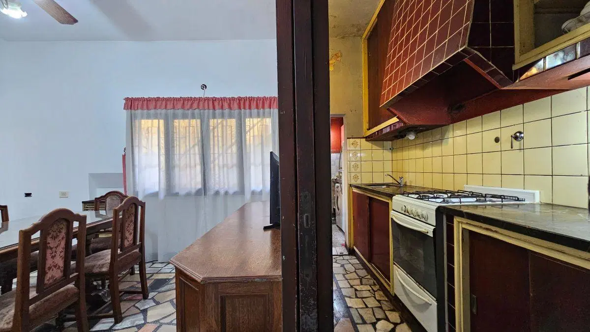 Casa en esquina sobre lote propio de 10 x 20, con unidad independiente en la terraza — Quilmes 4