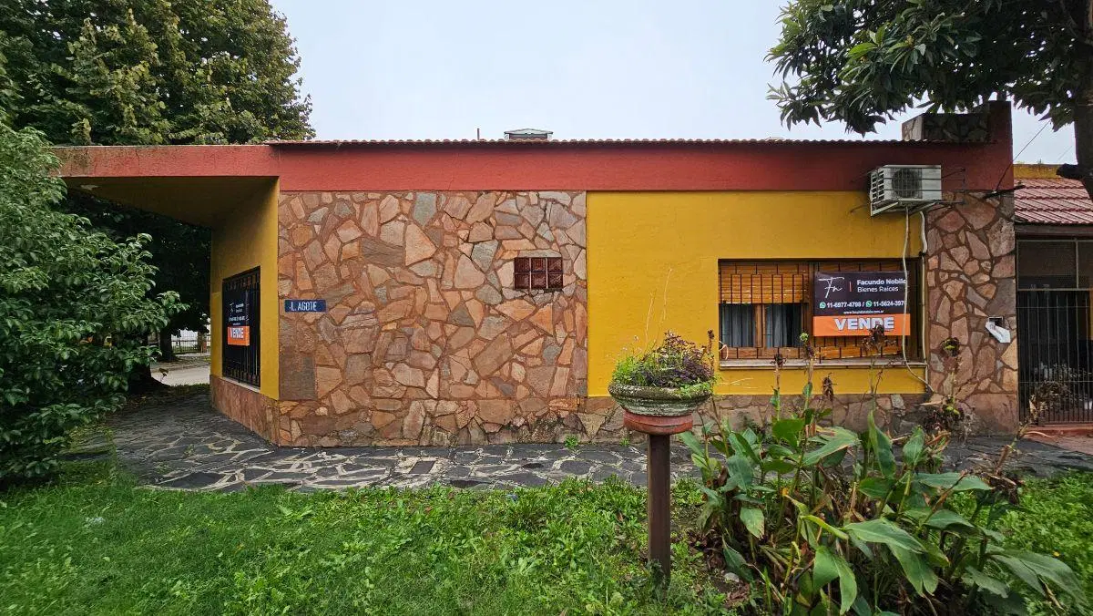 Casa en esquina sobre lote propio de 10 x 20, con unidad independiente en la terraza — Quilmes 3