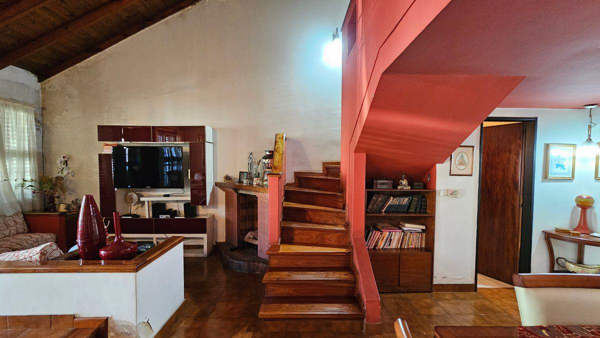 Foto de Chalet de categoría de 4 Ambientes con Parque y Quincho en Lanús Oeste, imagen 2