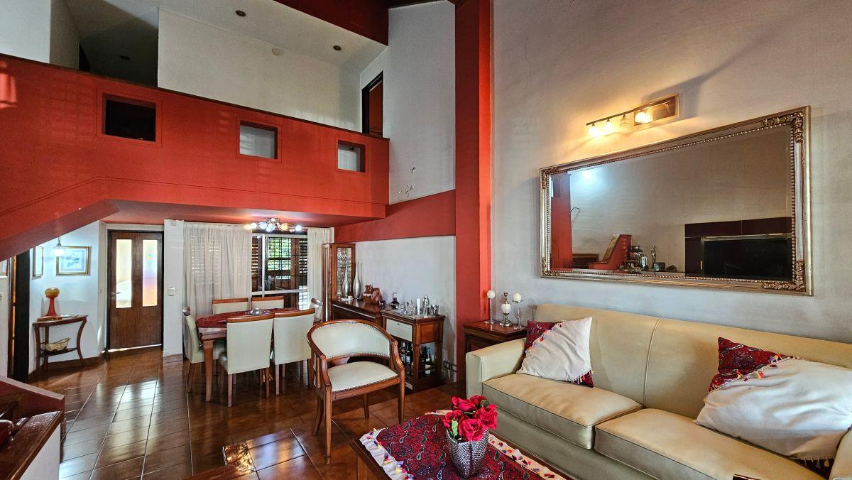 Foto de Chalet de categoría de 4 Ambientes con Parque y Quincho en Lanús Oeste, imagen 1