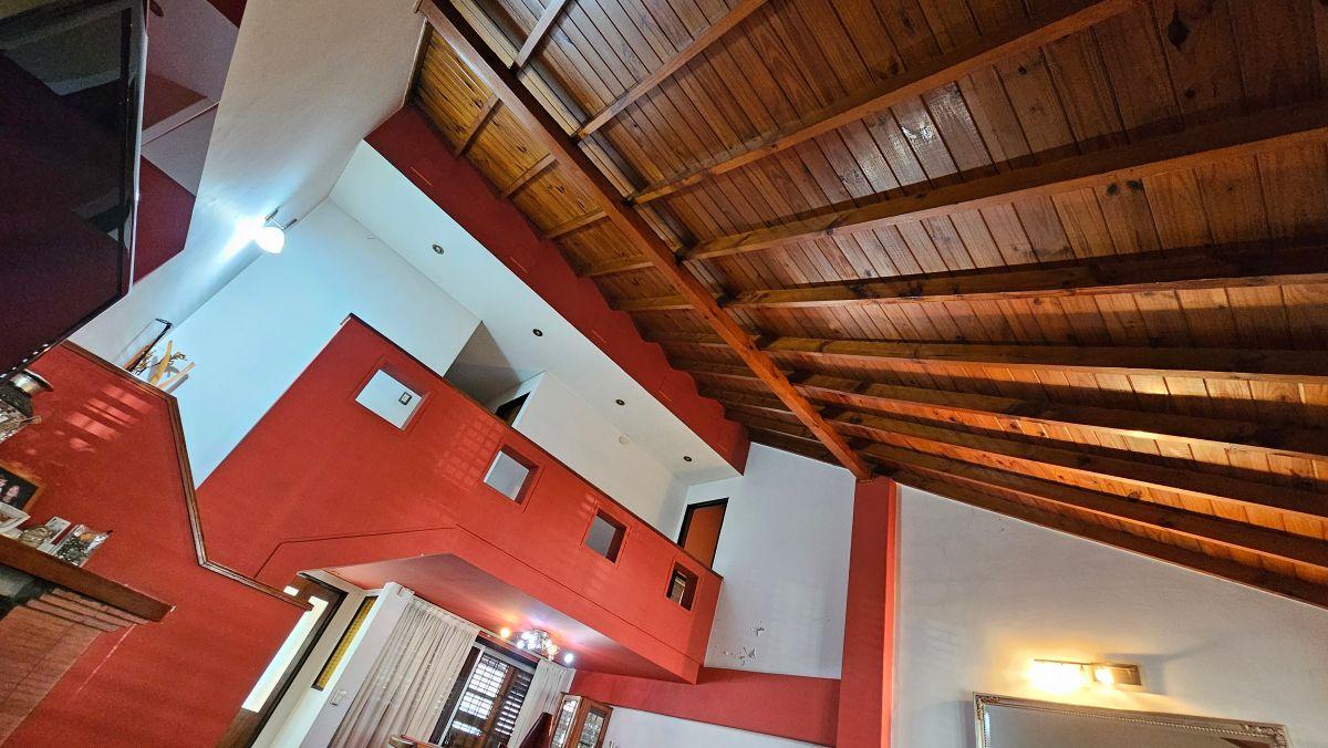 Foto de Chalet de categoría de 4 Ambientes con Parque y Quincho en Lanús Oeste, imagen 3