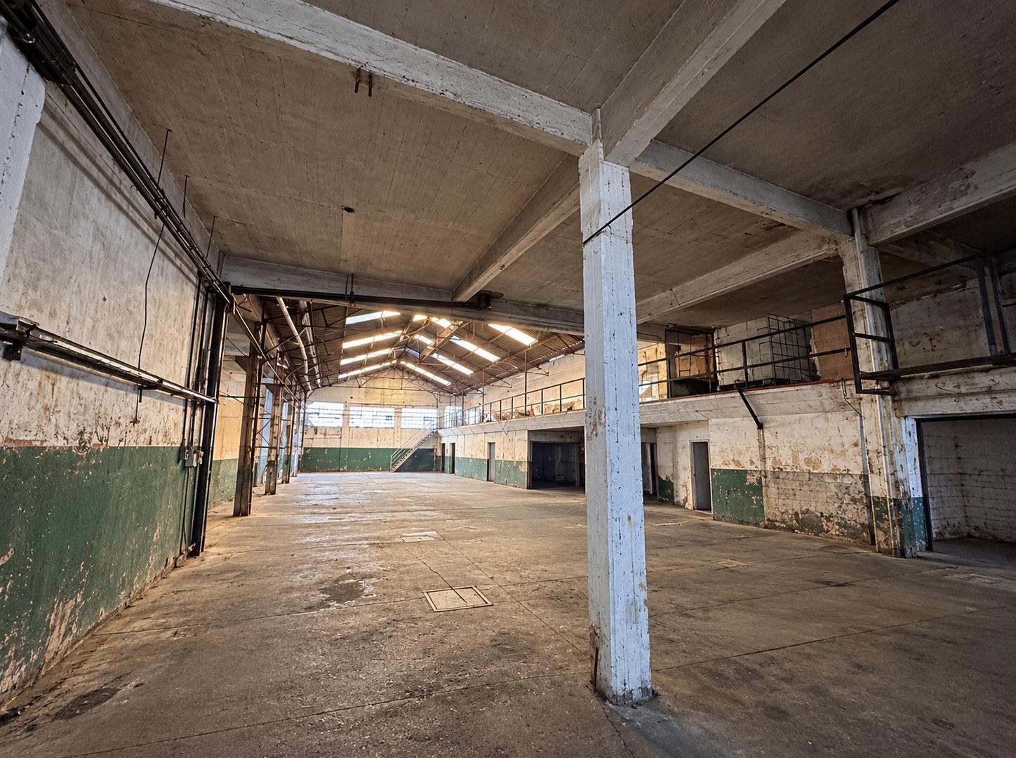 Foto de Galpón industrial en alquiler, 2.310 m² con vivienda y oficinas — Lanús, imagen 3