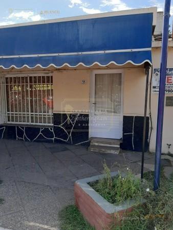2 Locaes en Venta + Depto con Patio y Cochera en Pleno Centro de Rumipal 4