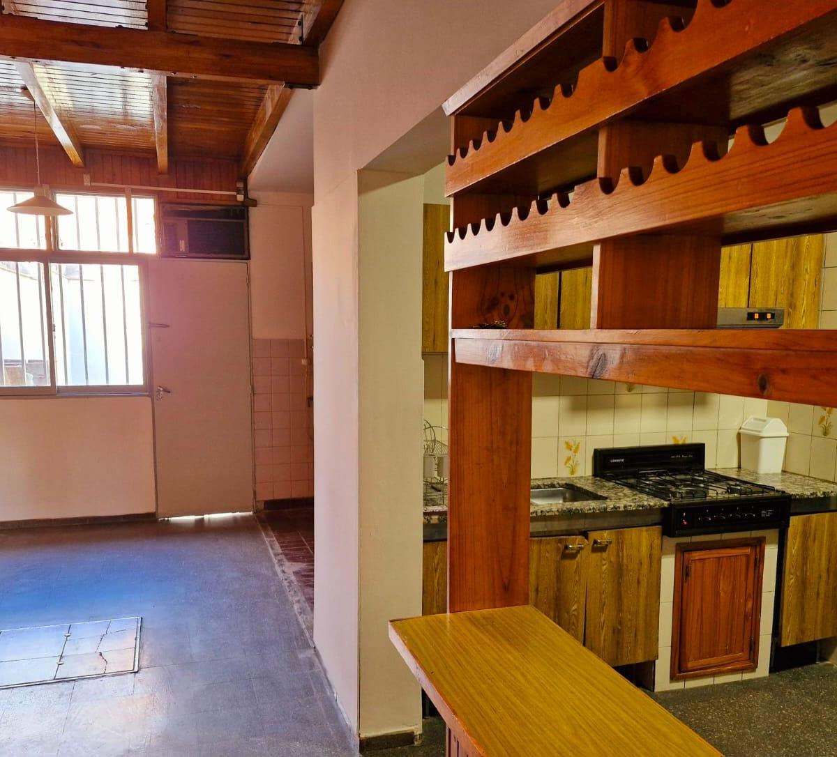 Amplia Casa Esquina con Ubicación Privilegiada Cerca del Shopping 1