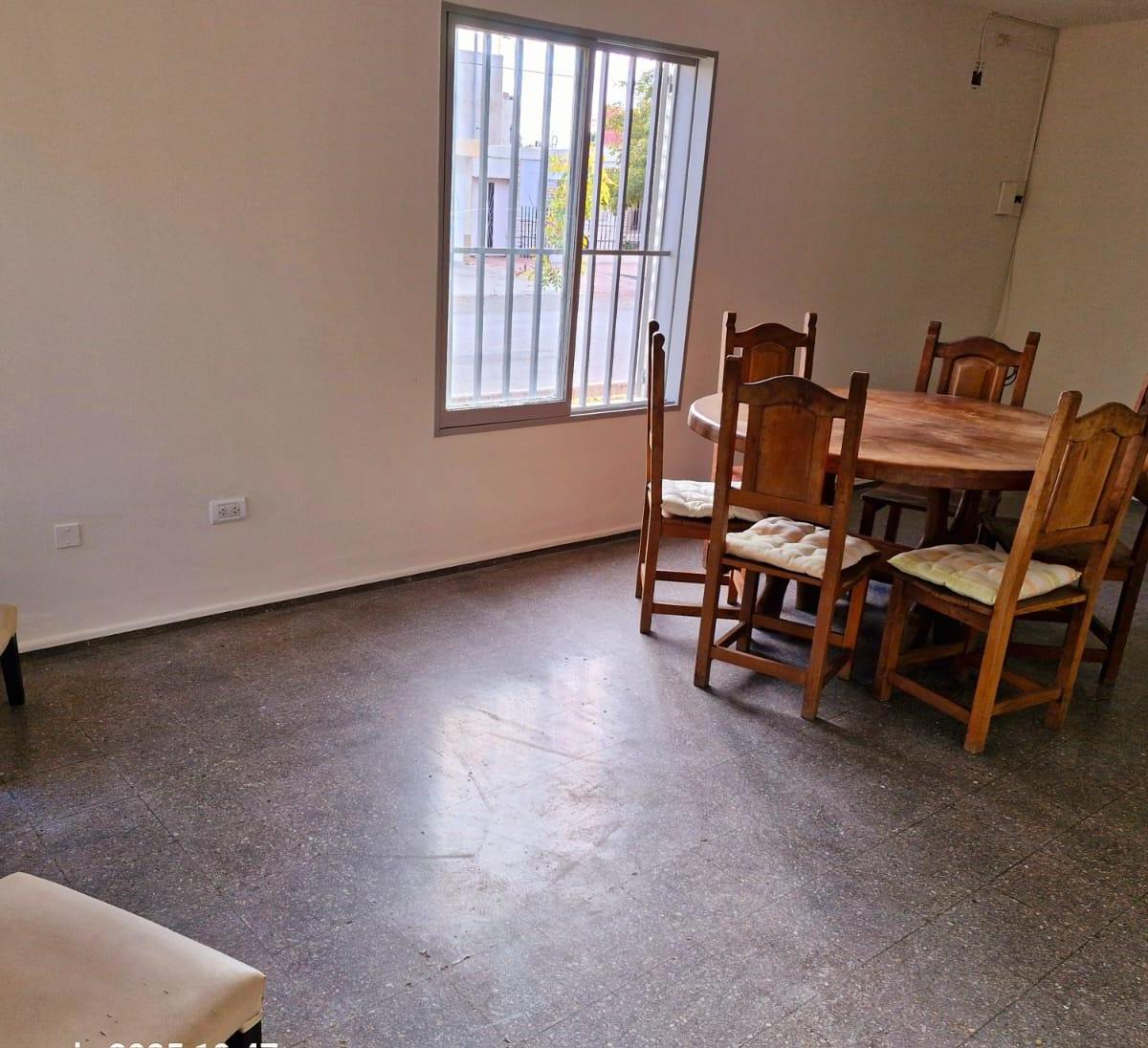 Amplia Casa Esquina con Ubicación Privilegiada Cerca del Shopping 3