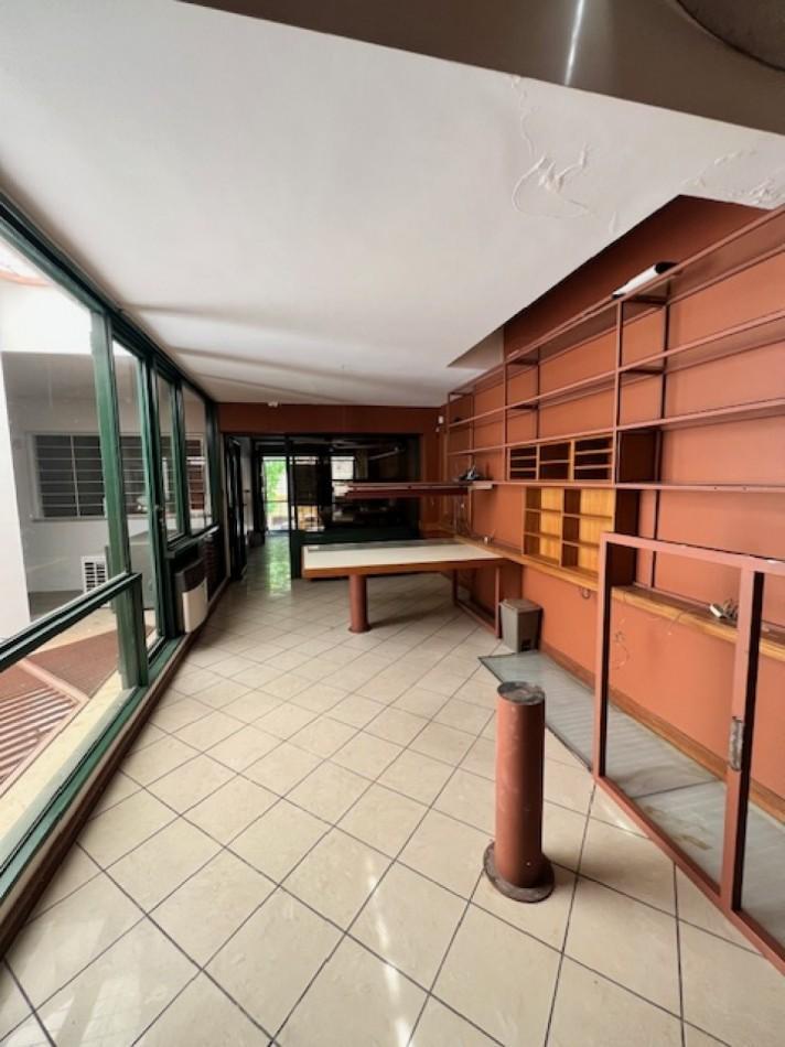 Oficinas equipadas con cochera doble. España 1400