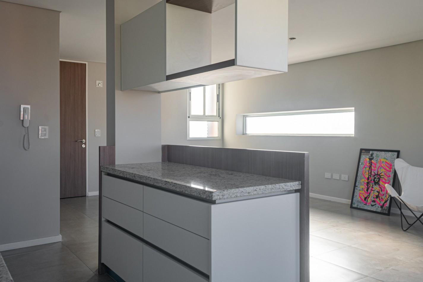 Amplio semipiso de 3 dormitorios y tres baños. A estrenar. Cocheras disponibles.