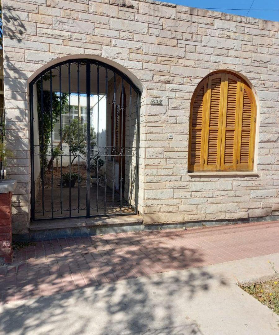 Foto de ALQUILER – AMPLIA CASA DE 3 DORMITORIOS CON PATIO Y COCHERA – GODOY CRUZ, imagen 2