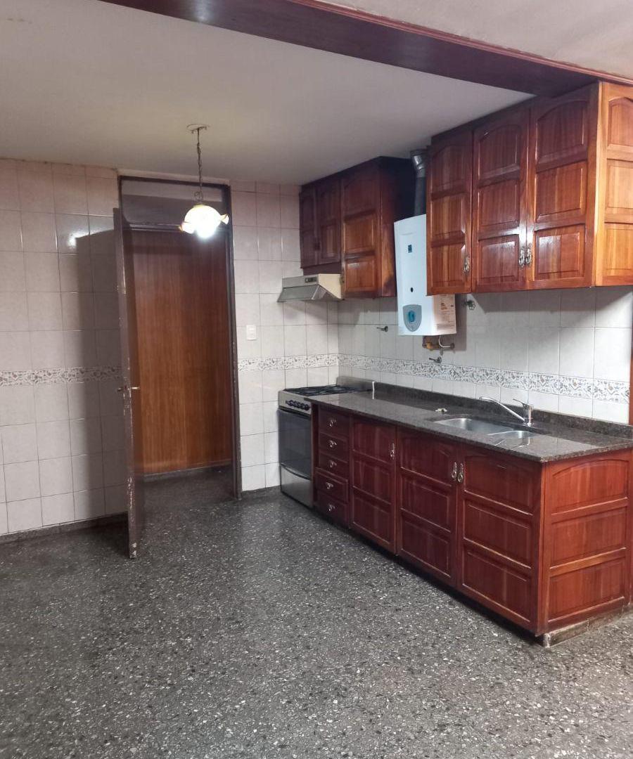 Foto de ALQUILER – AMPLIA CASA DE 3 DORMITORIOS CON PATIO Y COCHERA – GODOY CRUZ, imagen 4