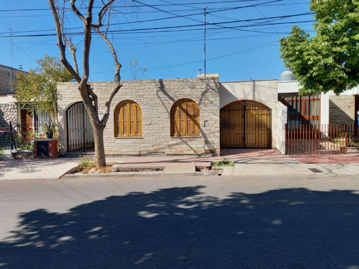 Foto de ALQUILER – AMPLIA CASA DE 3 DORMITORIOS CON PATIO Y COCHERA – GODOY CRUZ, imagen 1