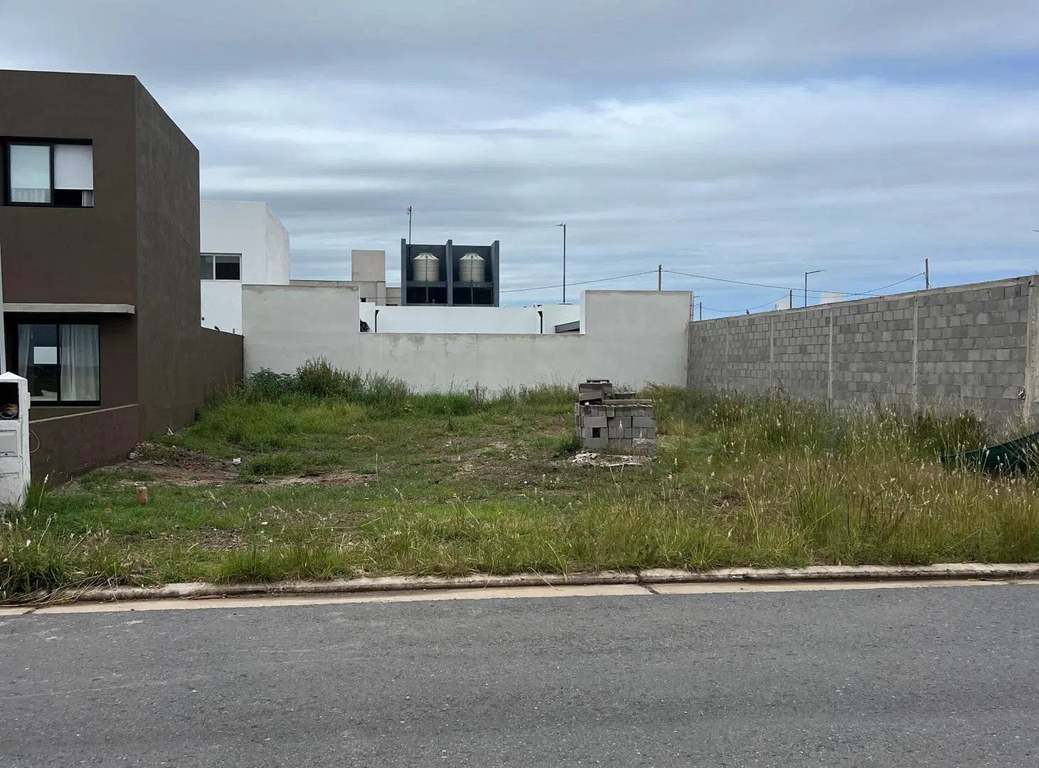 OPORTUNIDAD!! LOTE EN BRISAS DE MANANTIALES 4
