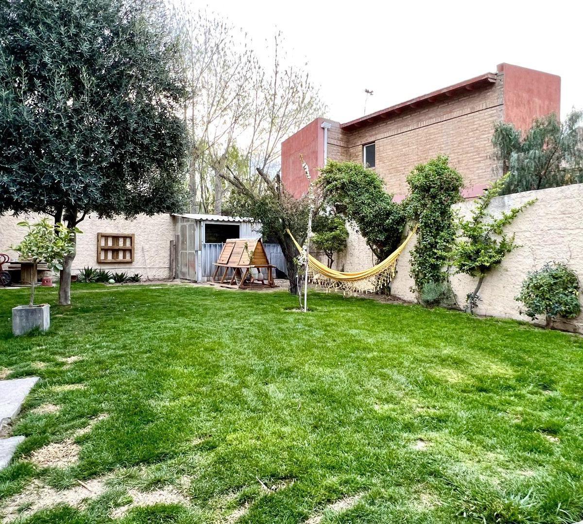 Hermoso y Amplio Jardin en Esta Hermosa Propiedad 3