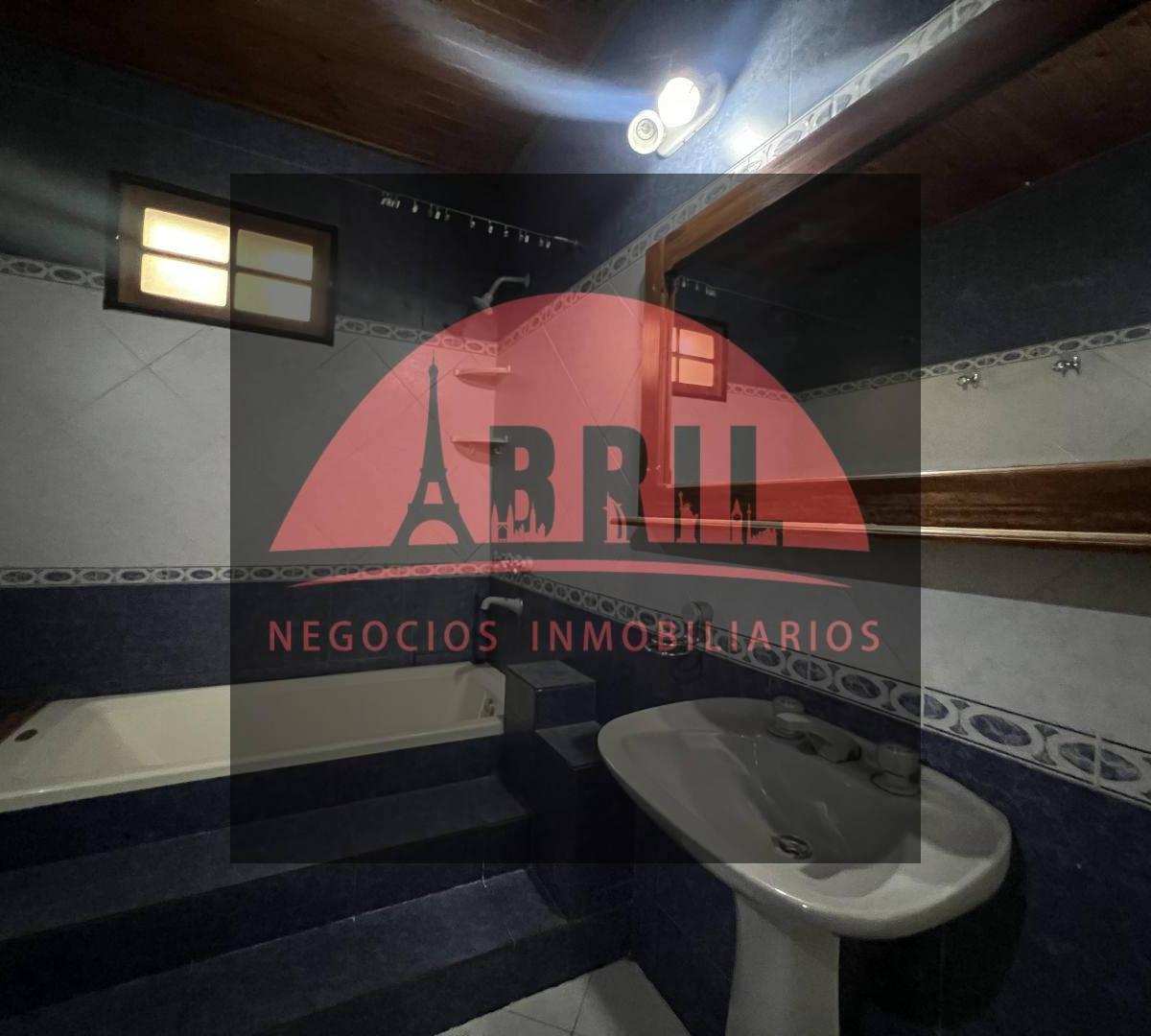Foto de Amplia casa a refaccionar en una de las mejores esquinas, imagen 5