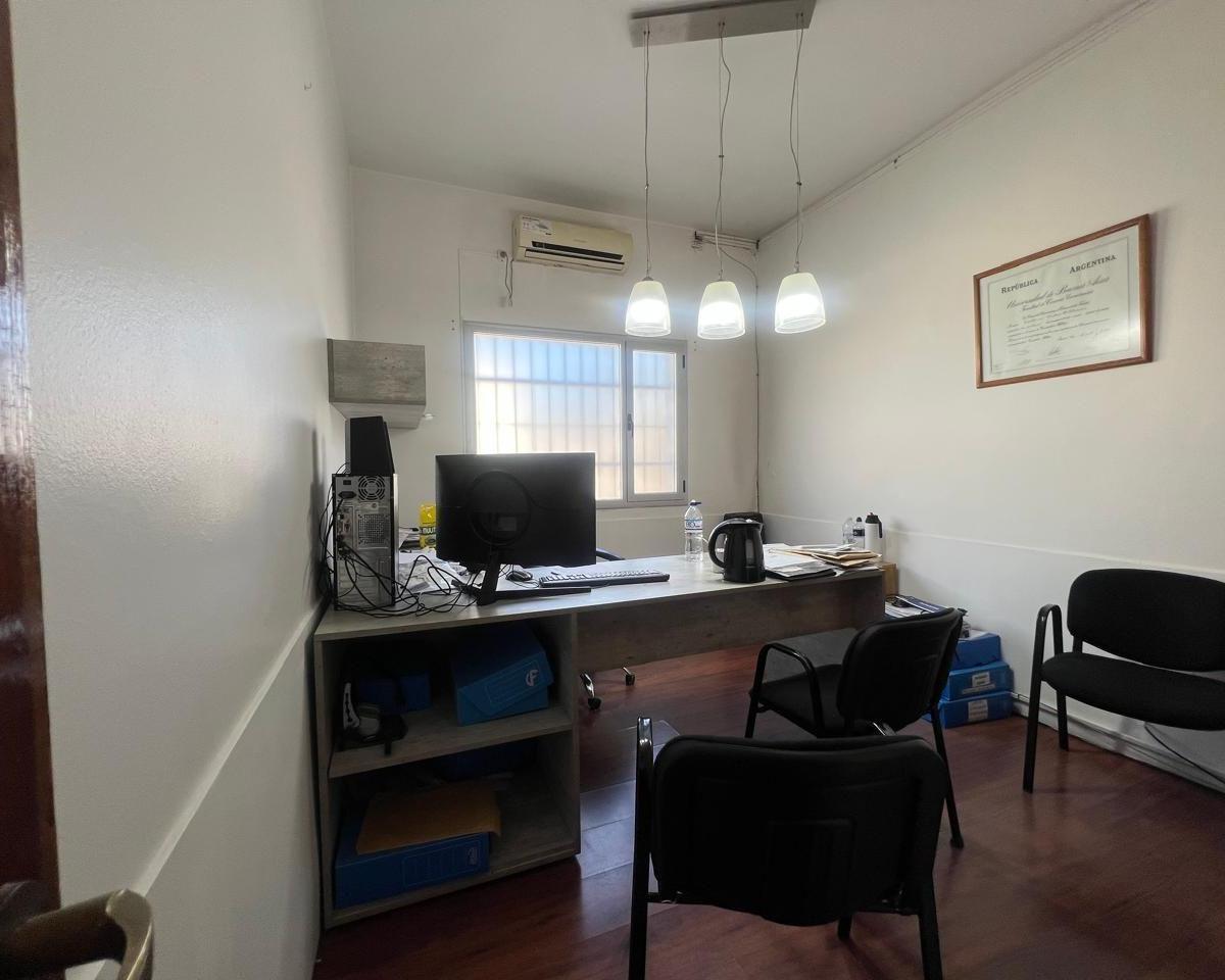 Foto de Oficina con 7 privados ,3 baños y sala de espera, imagen 2