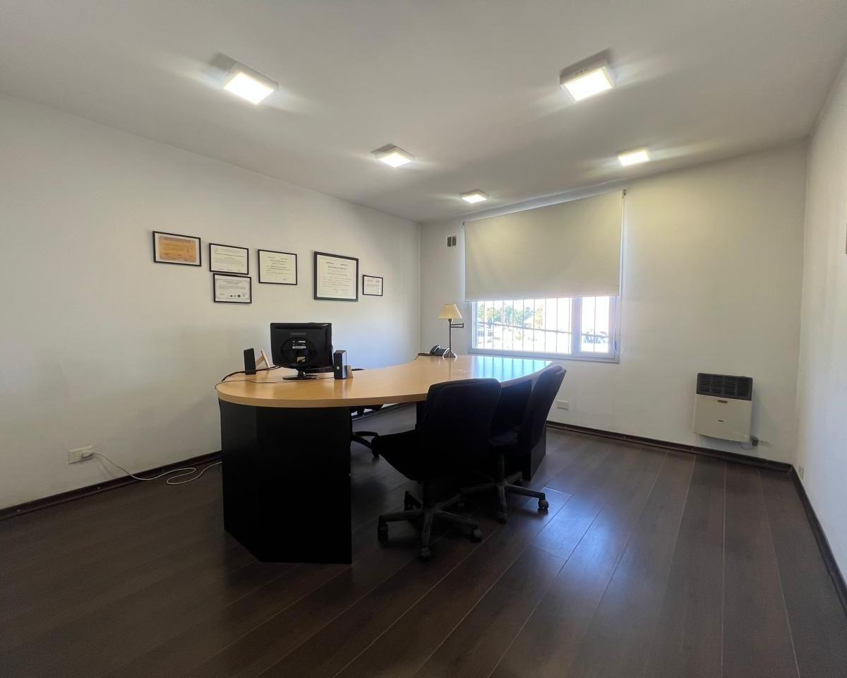 Foto de Oficina con 7 privados ,3 baños y sala de espera, imagen 3
