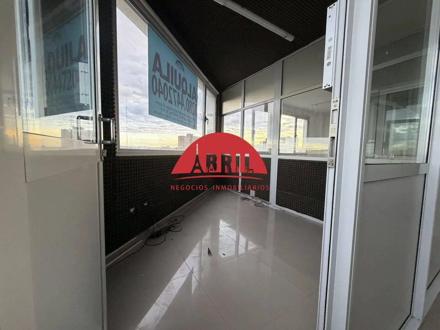Oficina en el centro con 3 privados 3