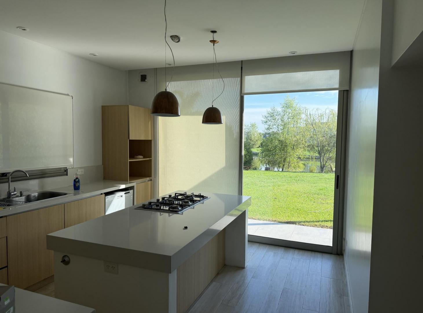 Foto de CASA A LAGUNA EN ALQUILER EN EL CANTON ISLAS, imagen 2