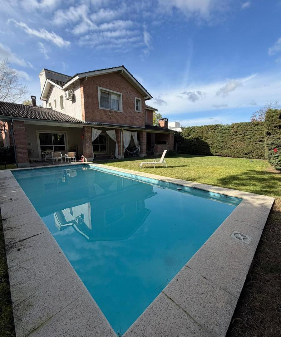 CASA EN VENTA EN B° PRIVADO ACACIAS BLANCAS