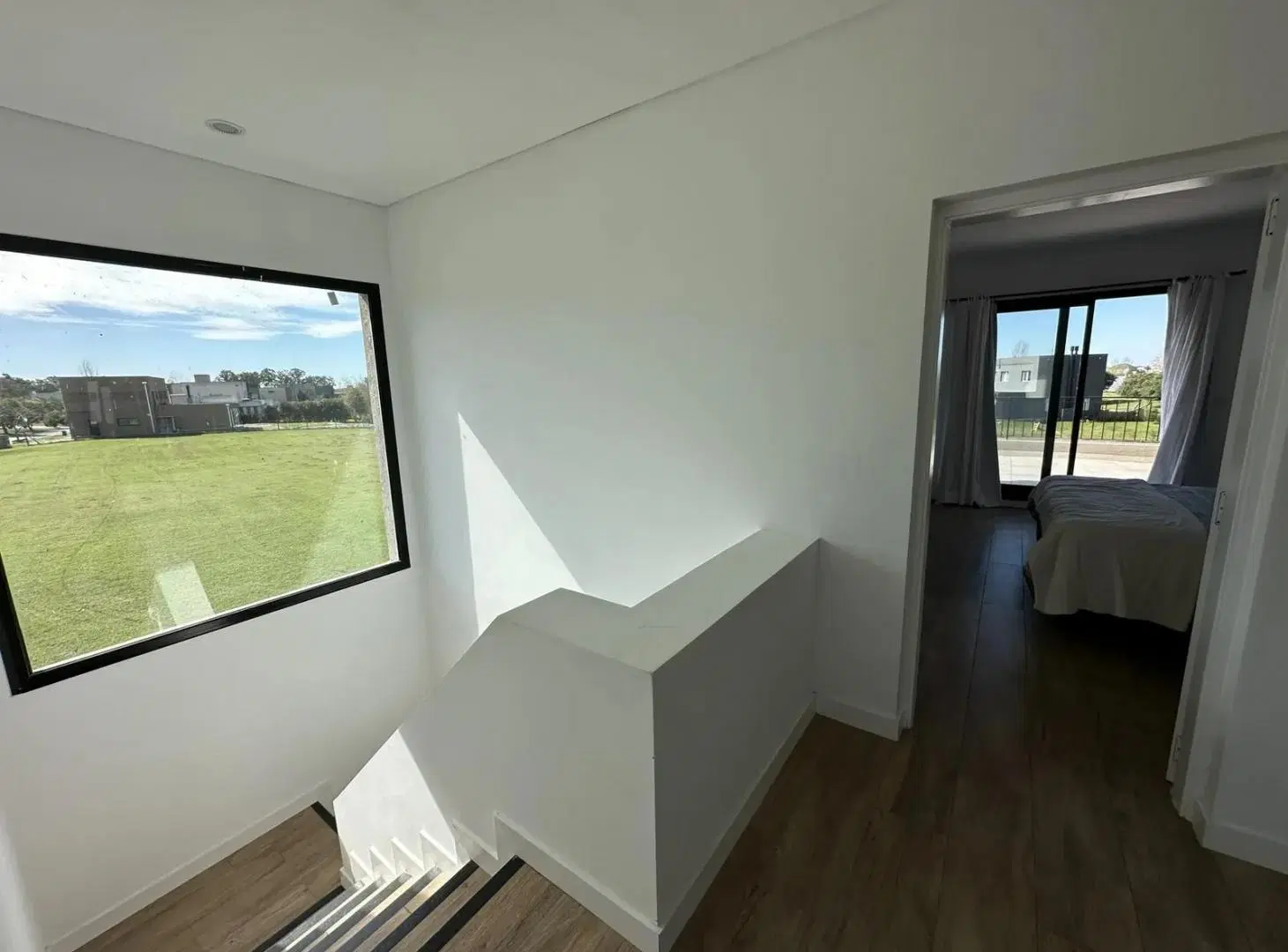 CASA A LAGUNA EN VENTA EN CANTON NORTE 8