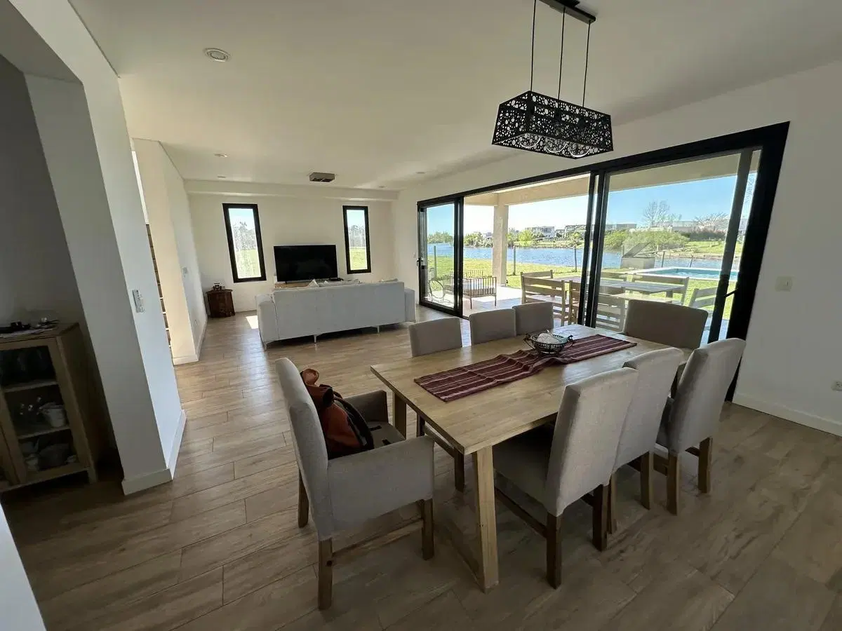 CASA A LAGUNA EN VENTA EN CANTON NORTE 1