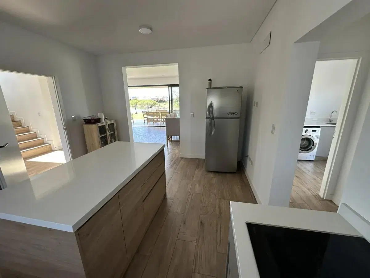CASA A LAGUNA EN VENTA EN CANTON NORTE 5