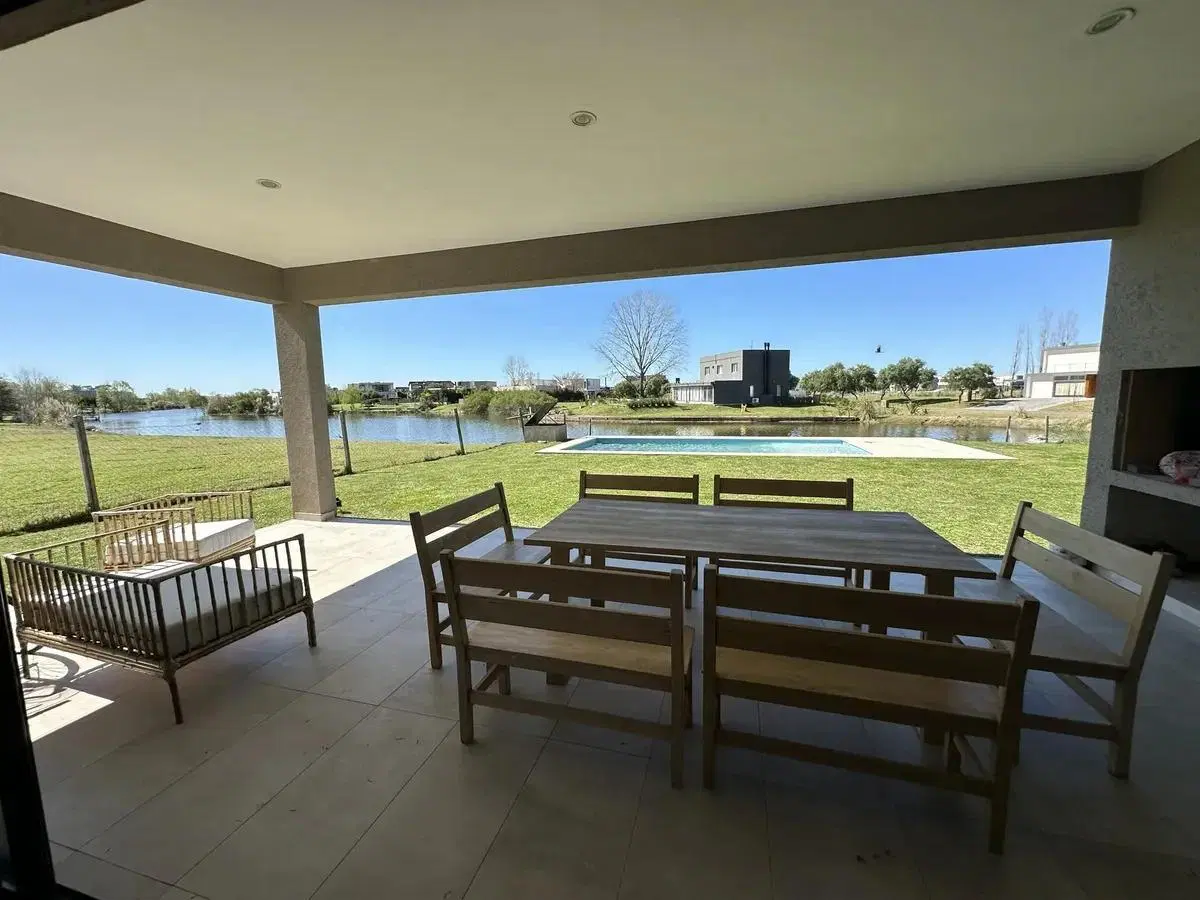 CASA A LAGUNA EN VENTA EN CANTON NORTE 3
