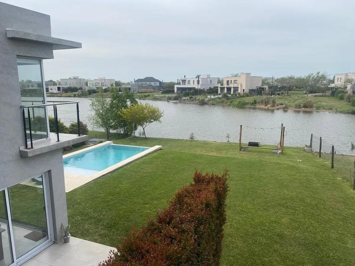 Foto de MODERNA CASA A LAGUNA EN VENTA EN EL CANTON ISLAS, imagen 2