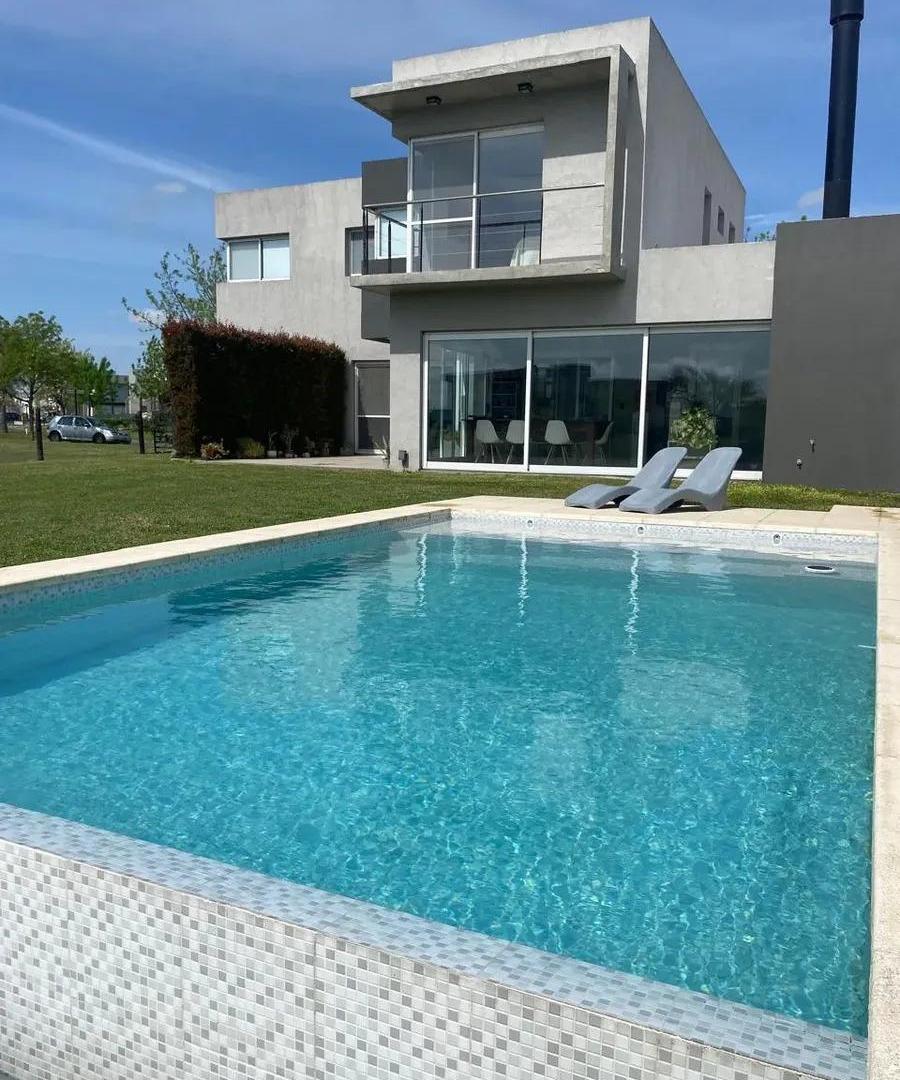 Foto de MODERNA CASA A LAGUNA EN VENTA EN EL CANTON ISLAS, imagen 2