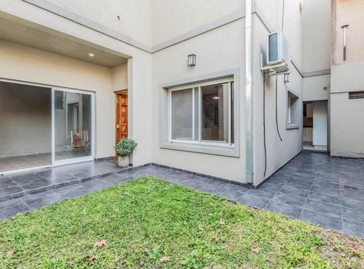 VENTA PH TIPO CASA 5 AMBIENTES. PATIO. COCHERA. VERSALLES 2