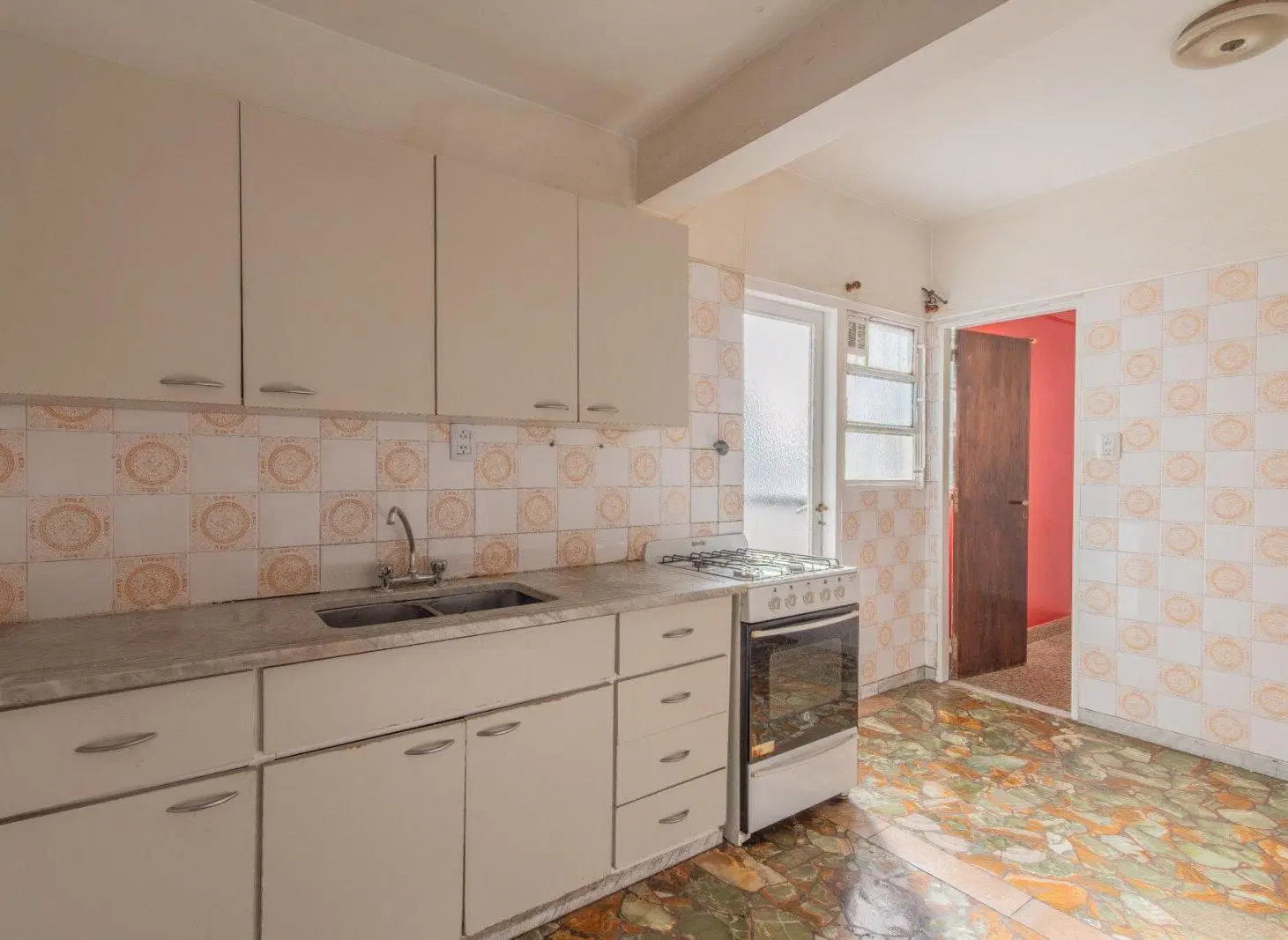 Venta. DEPTO 3 Amb c/ Dependencia. COCHERA CUBIERTA. Balcón corrido. Luminoso. Piso alto. Villa del 4