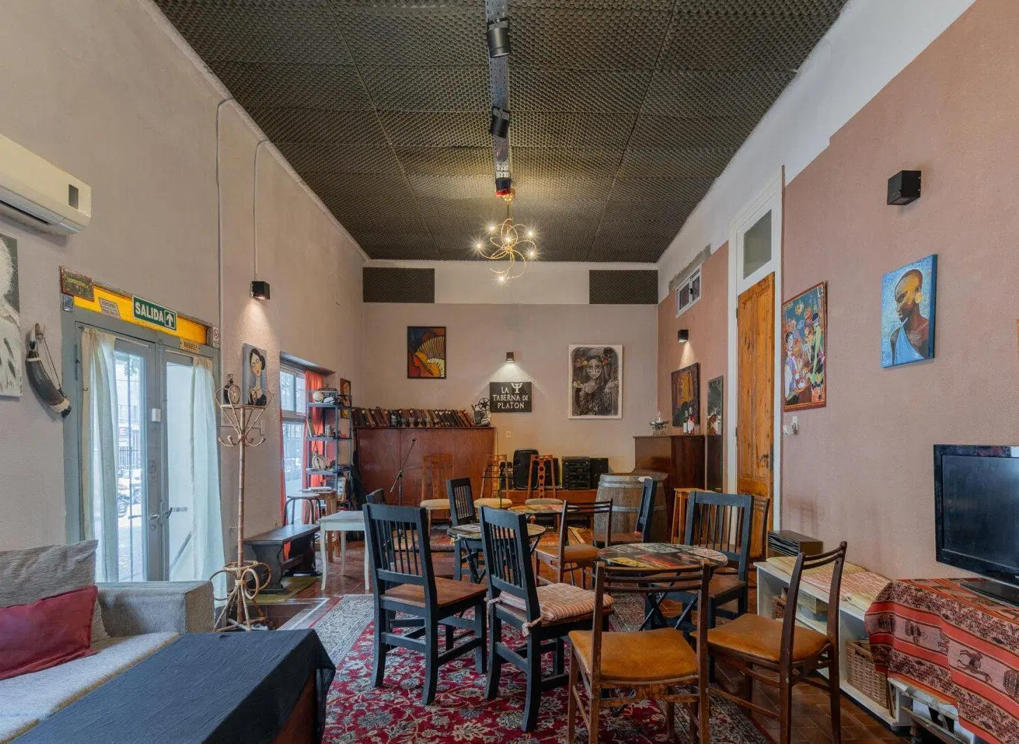 Venta. PH 5 ambientes. Con local. Expensas bajas. Patio. Almagro 2