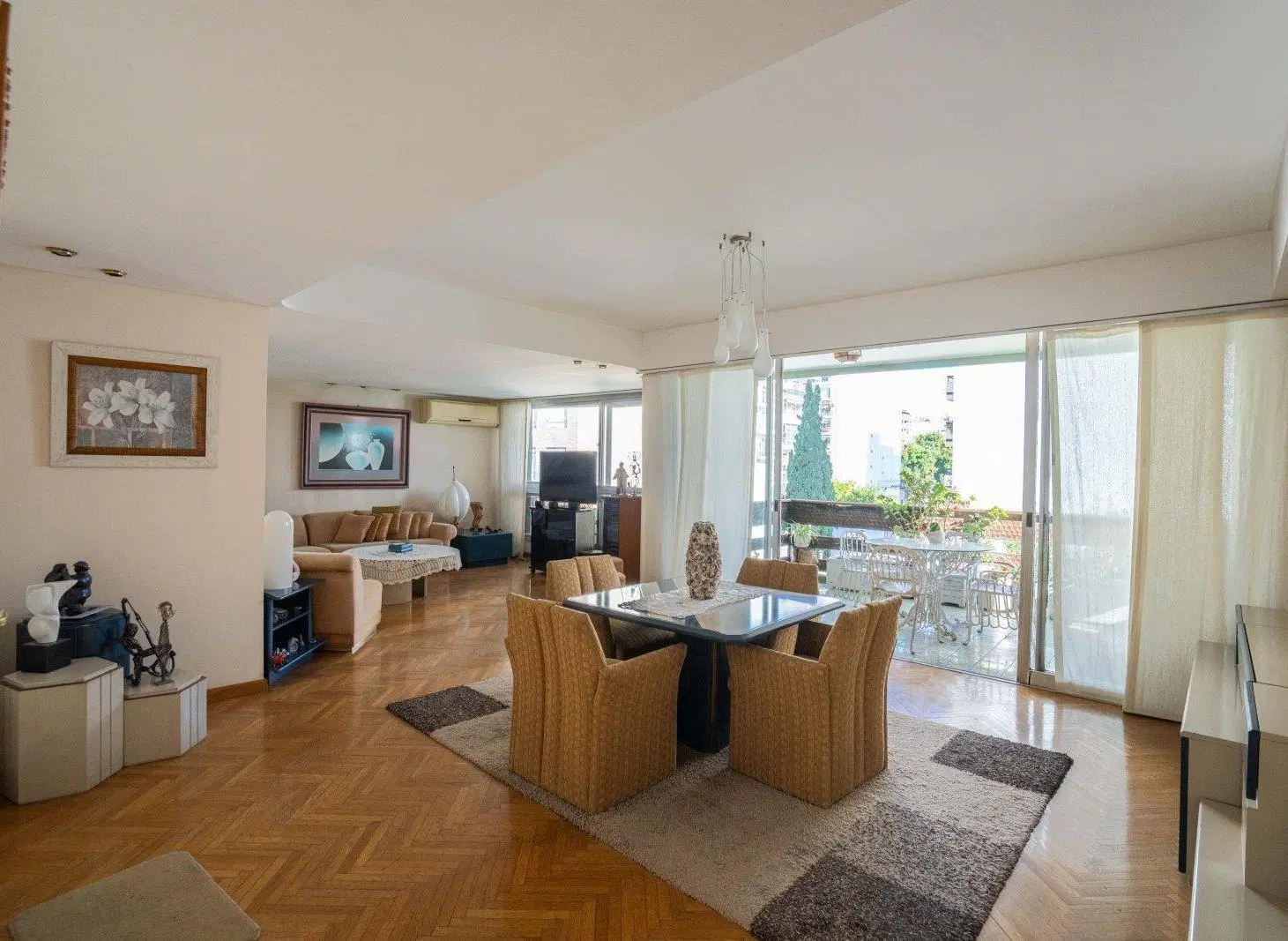 Venta. Departamento 4 Ambientes. Piso completo Cochera Balcón Terraza Flores 2