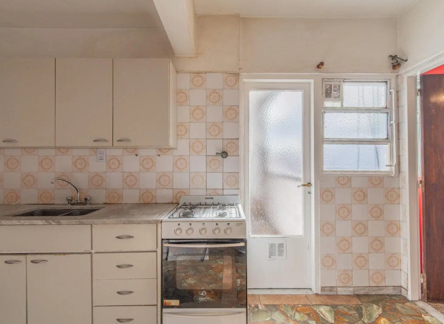 Venta. DEPTO 3 Amb c/ Dependencia. COCHERA CUBIERTA. Balcón corrido. Luminoso. Piso alto. Villa del 8