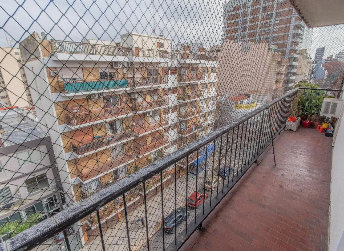 Venta. DEPTO 3 Amb c/ Dependencia. COCHERA CUBIERTA. Balcón corrido. Luminoso. Piso alto. Villa del 5