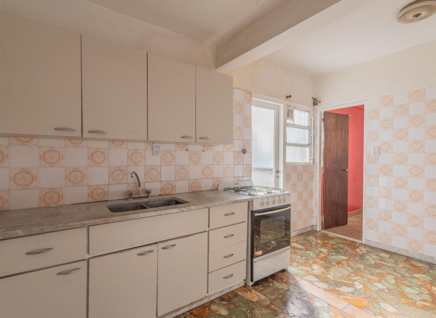 Foto de Venta. DEPTO 3 Amb c/ Dependencia. COCHERA CUBIERTA. Balcón corrido, imagen 2