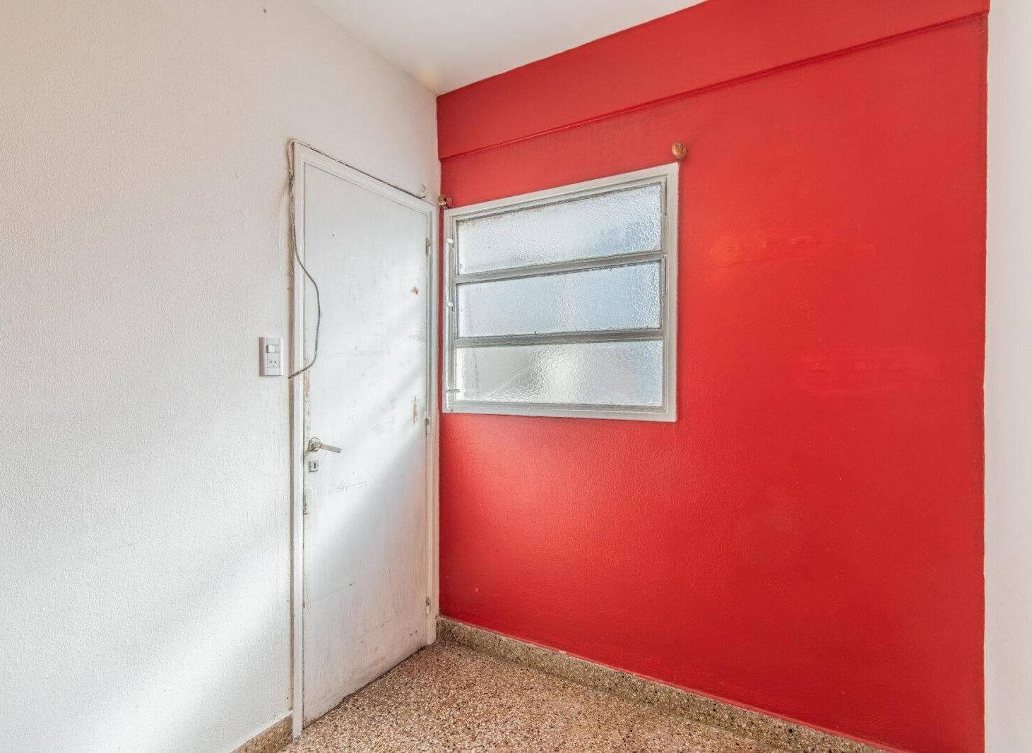 Foto de Venta. DEPTO 3 Amb c/ Dependencia. COCHERA CUBIERTA. Balcón corrido, imagen 3