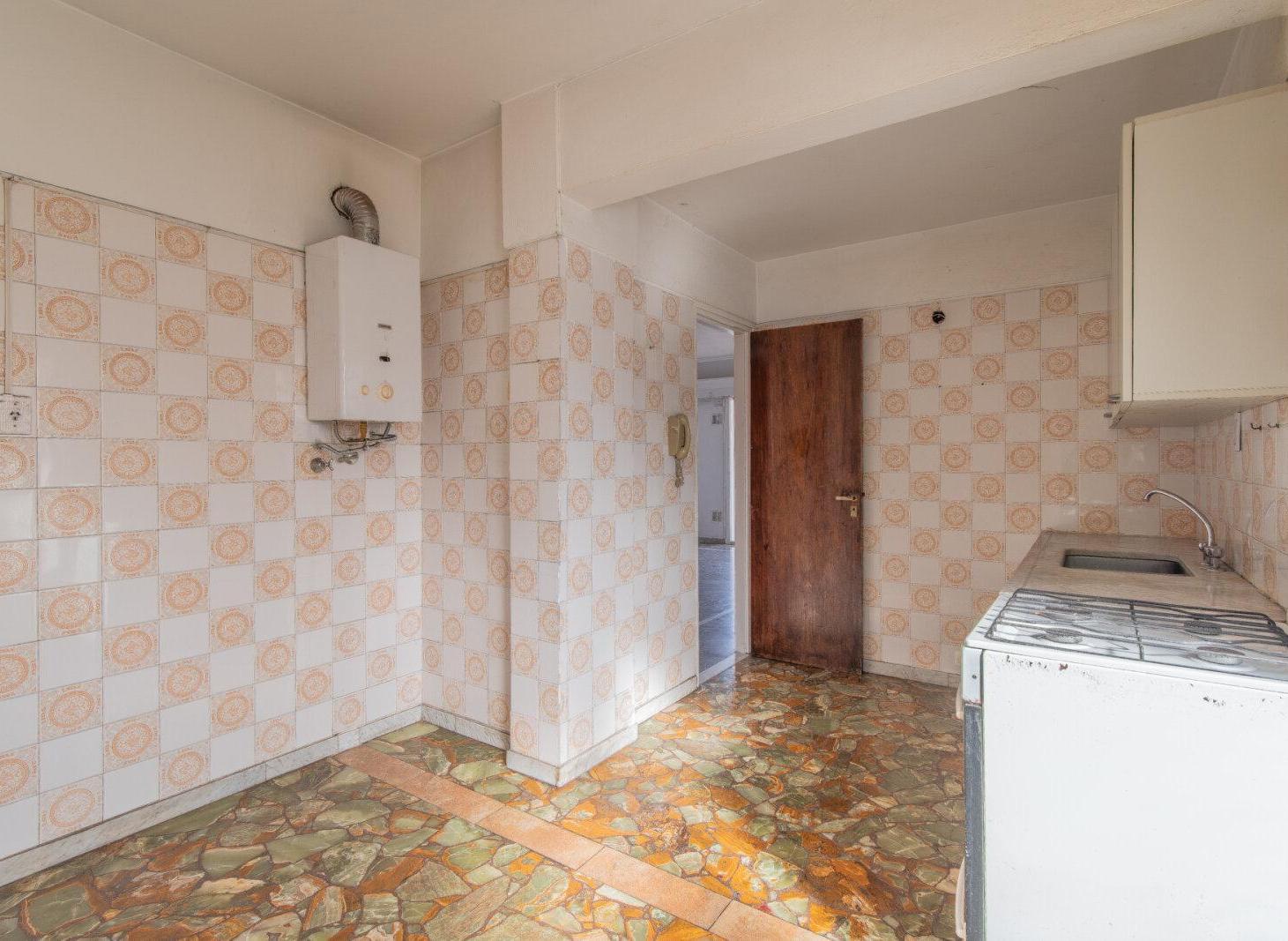 Foto de Venta. DEPTO 3 Amb c/ Dependencia. COCHERA CUBIERTA. Balcón corrido, imagen 2