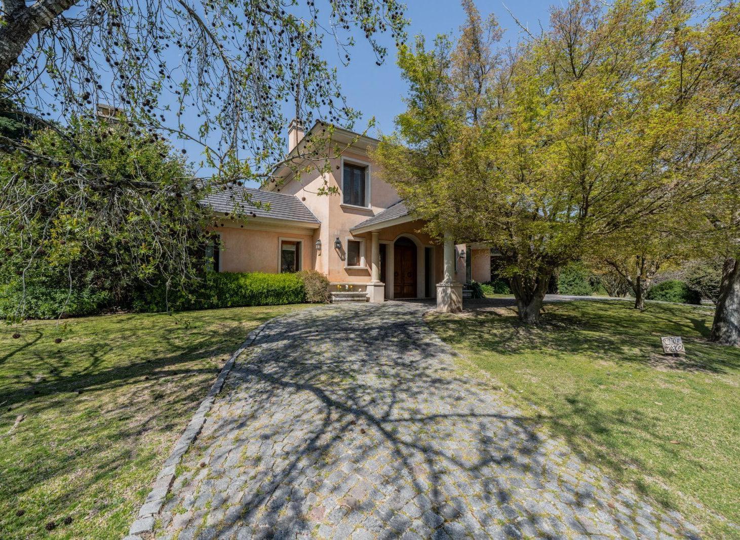 Foto de VENTA. Casa 6 Amb c/dos cocheras y piscina. VISTA AL CAMPO DE GOLF, imagen 1