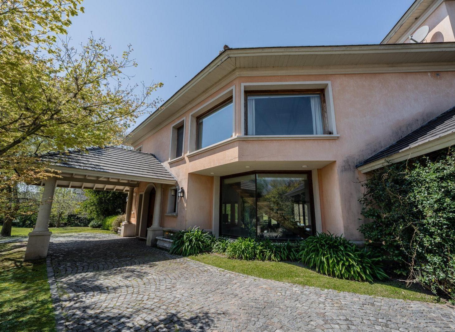 Foto de VENTA. Casa 6 Amb c/dos cocheras y piscina. VISTA AL CAMPO DE GOLF, imagen 2