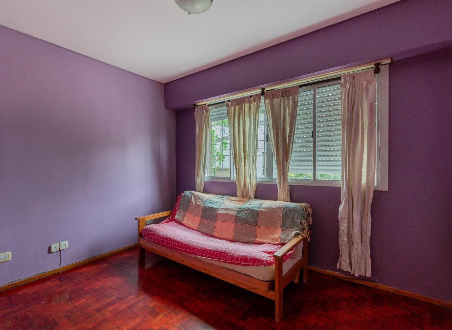 Foto de Venta. Casa 4 ambientes. Reciclada. Cochera. Patio. Quincho. Flores, imagen 5