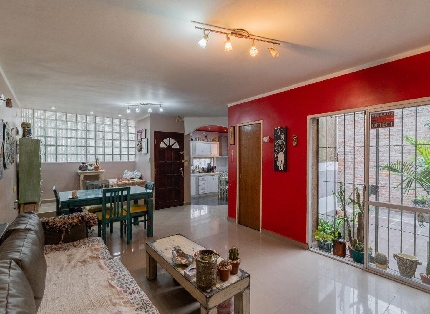 Foto de Venta. Casa 4 ambientes. Reciclada. Cochera. Patio. Quincho. Flores, imagen 2