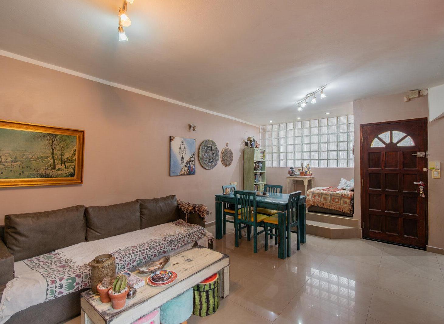 Foto de Venta. Casa 4 ambientes. Reciclada. Cochera. Patio. Quincho. Flores, imagen 1