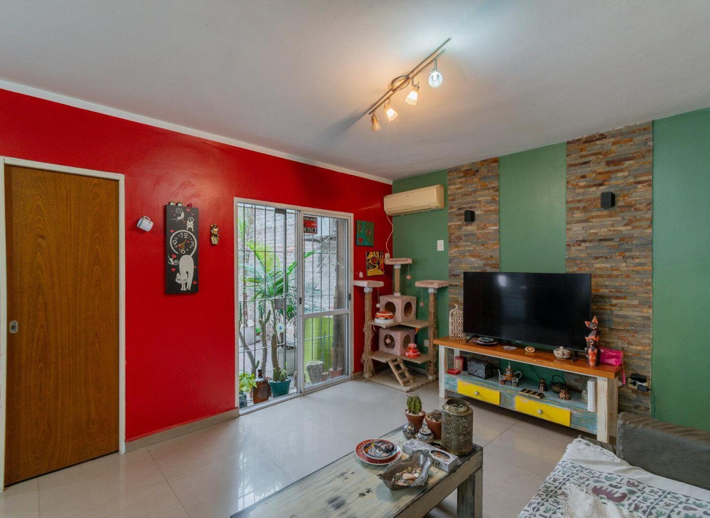 Foto de Venta. Casa 4 ambientes. Reciclada. Cochera. Patio. Quincho. Flores, imagen 3