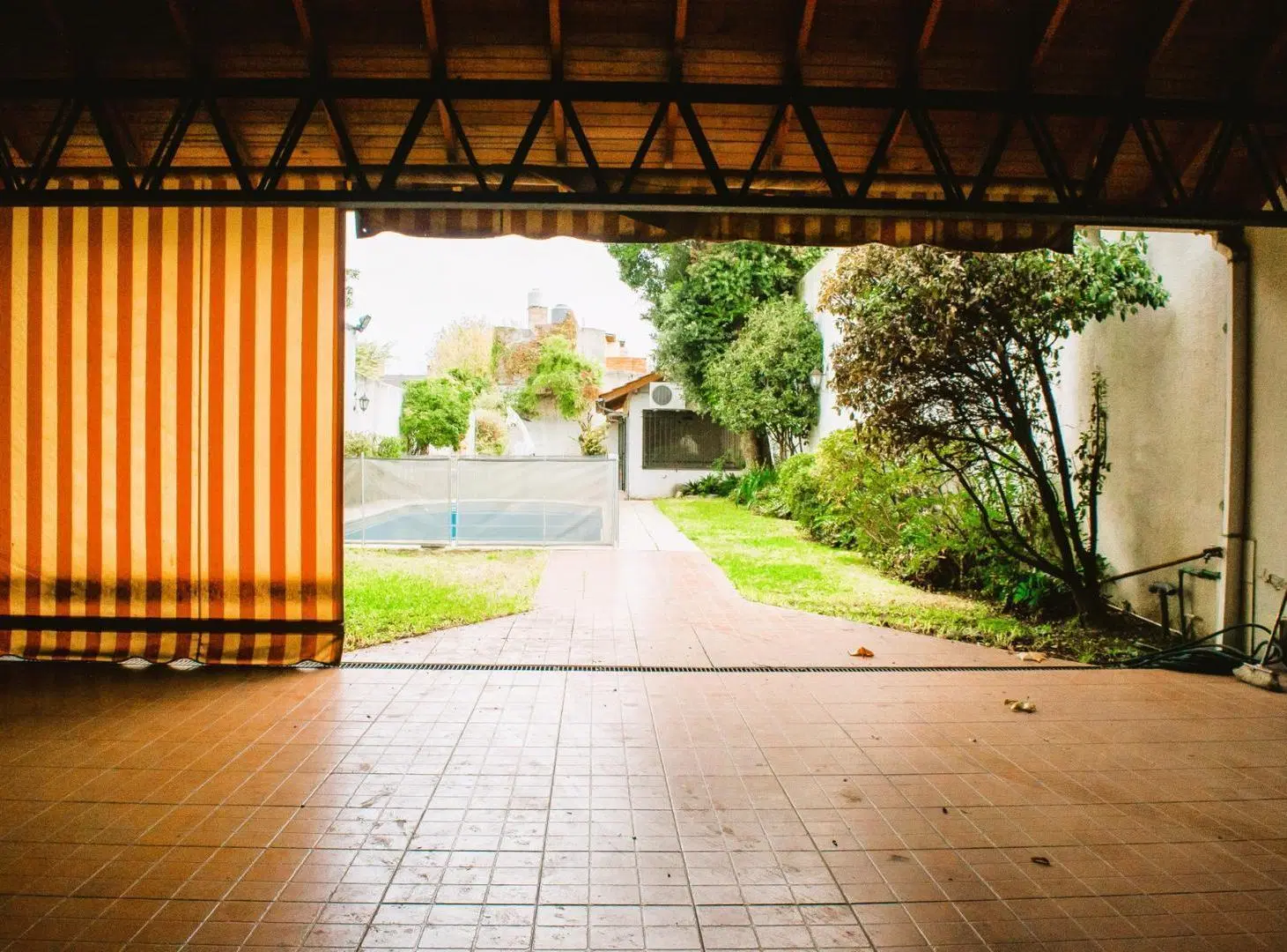 VENTA GRAN INMUEBLE MULTIFUNCIONAL * CASA / PARQUE / QUINCHO 4