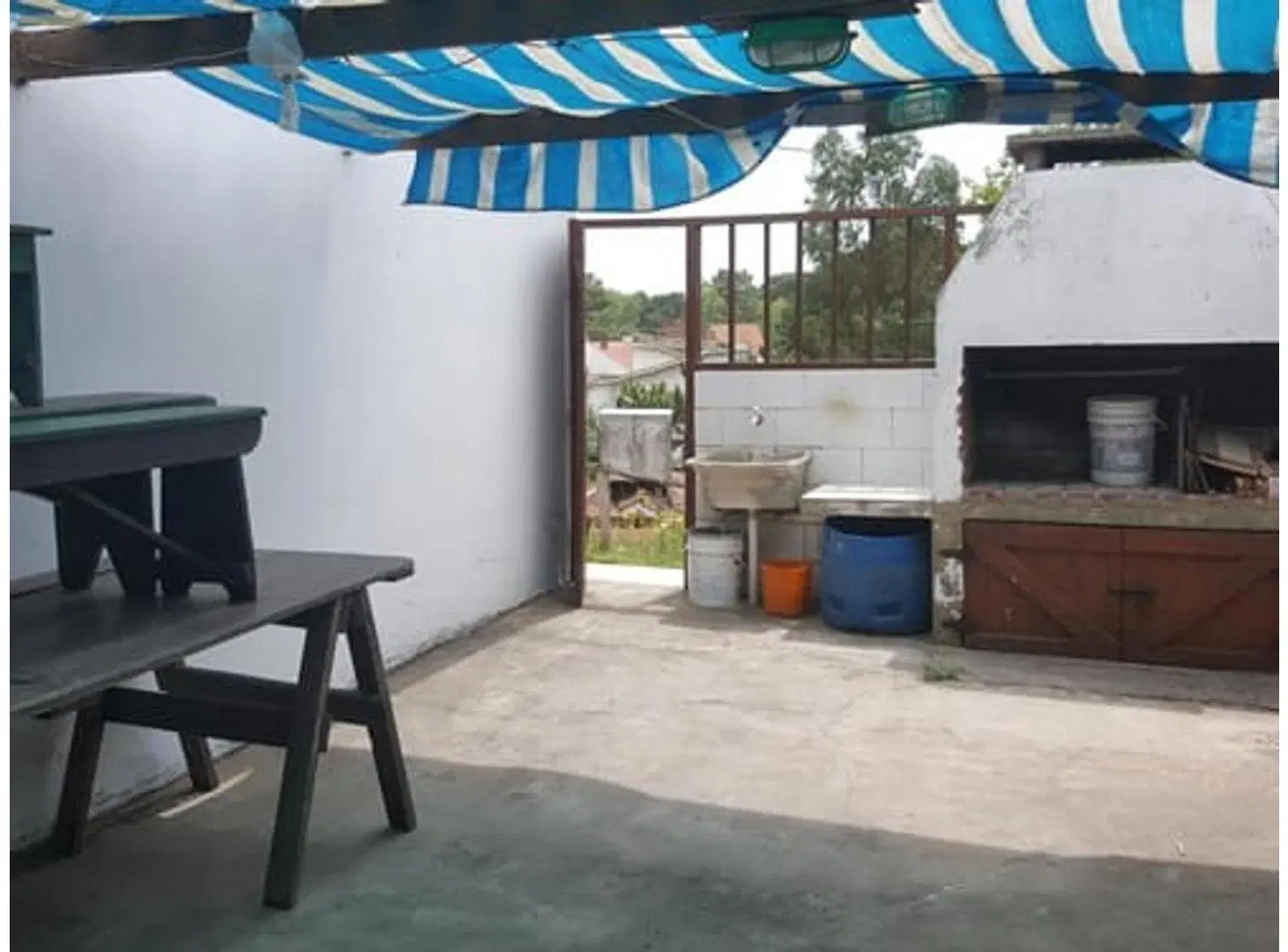 VENTA AMPLIO CHALET CON PATIO Y COCHERA * GESELL 3