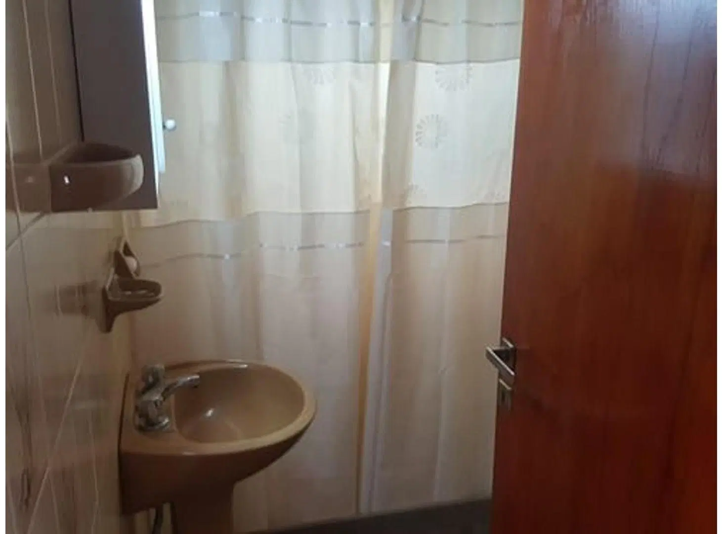 VENTA AMPLIO CHALET CON PATIO Y COCHERA * GESELL 4