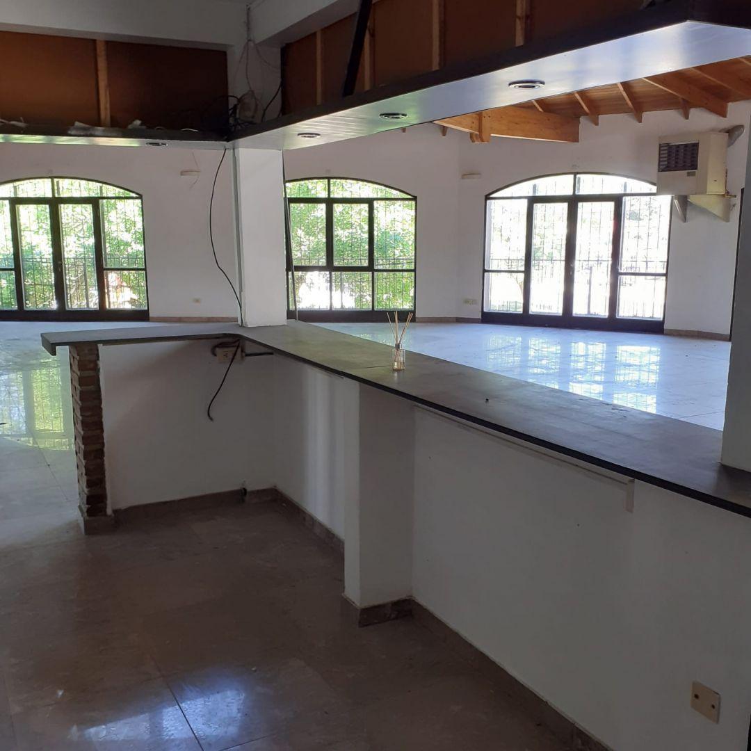 Excelente Local en Venta en Villa Elisa 3