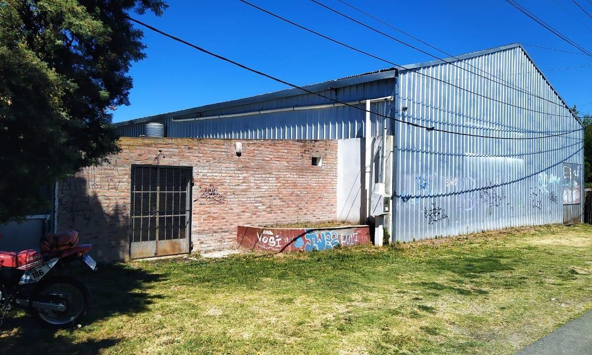 Importante Galpón en Venta - Gonnet 4