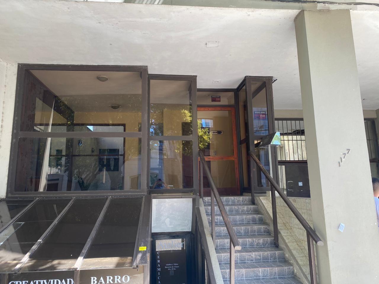 Departamento de un dormitorio con cochera y patio en 57 18 y 19.