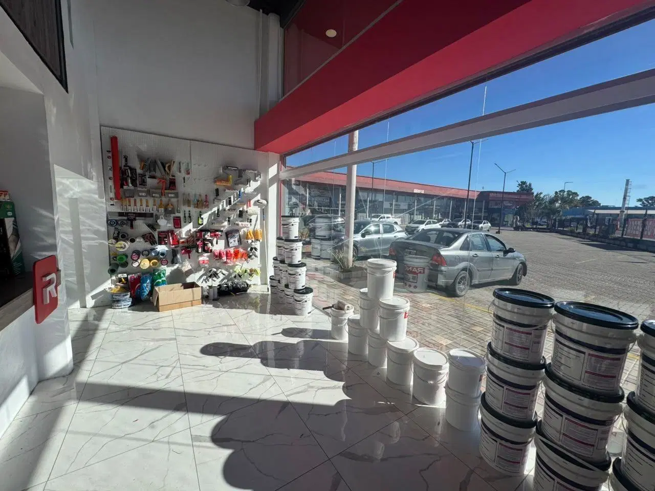 Local en alquiler Plaza coemrcial. Camino Belgrano y 517. 4